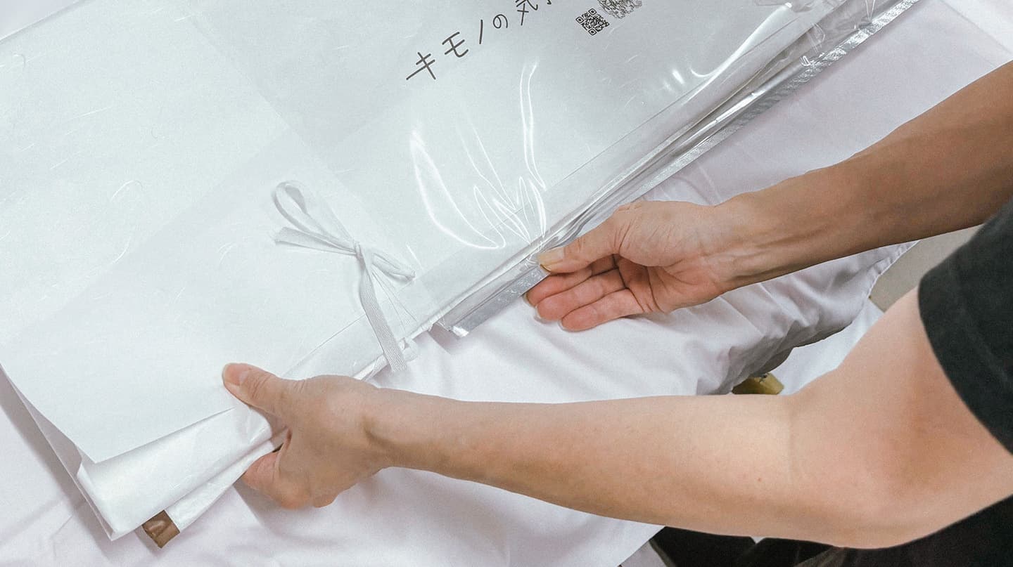 パック専用の特殊フィルムに挿入します。